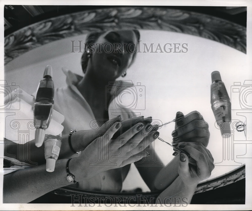 1952 Press Photo Miss Burdell Says Polish is Not Necessary at Westinghouse - Historic Images