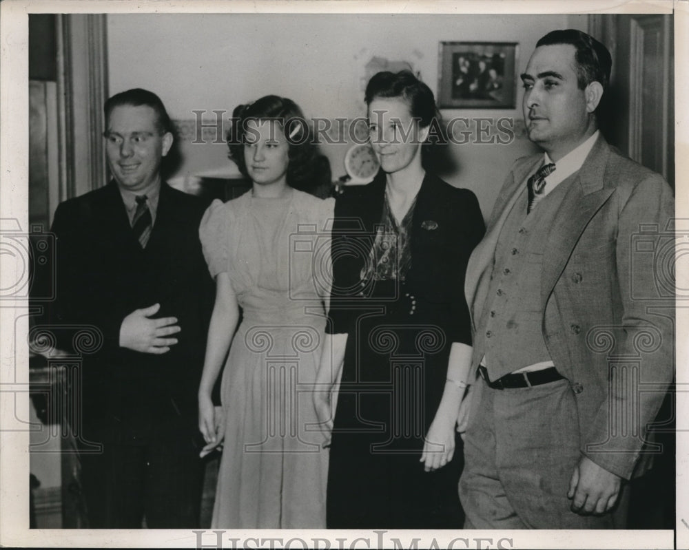 1941 Press Photo L to R; Floyd West, Mildred, Mrs. John and John Counts - Historic Images