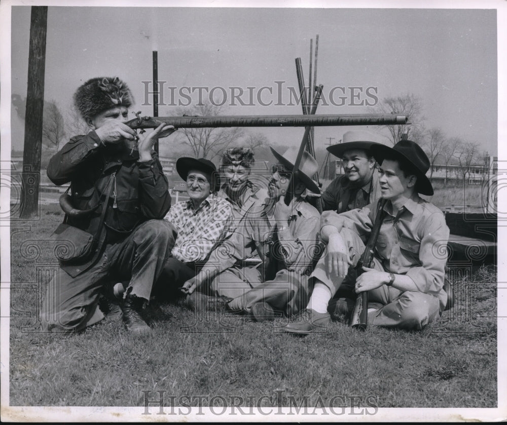 1955 Press Photo Charles Wacksmith demonstrates his muzzle loader to others - Historic Images