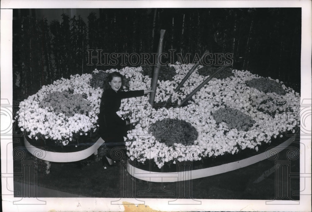 1950 Press Photo Louise Kiesewetter at the International Flower Show - Historic Images