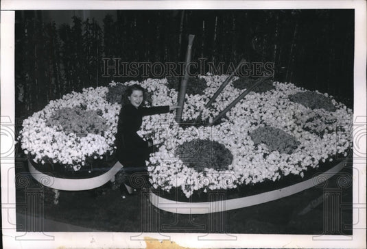 1950 Press Photo Louise Kiesewetter at the International Flower Show - Historic Images