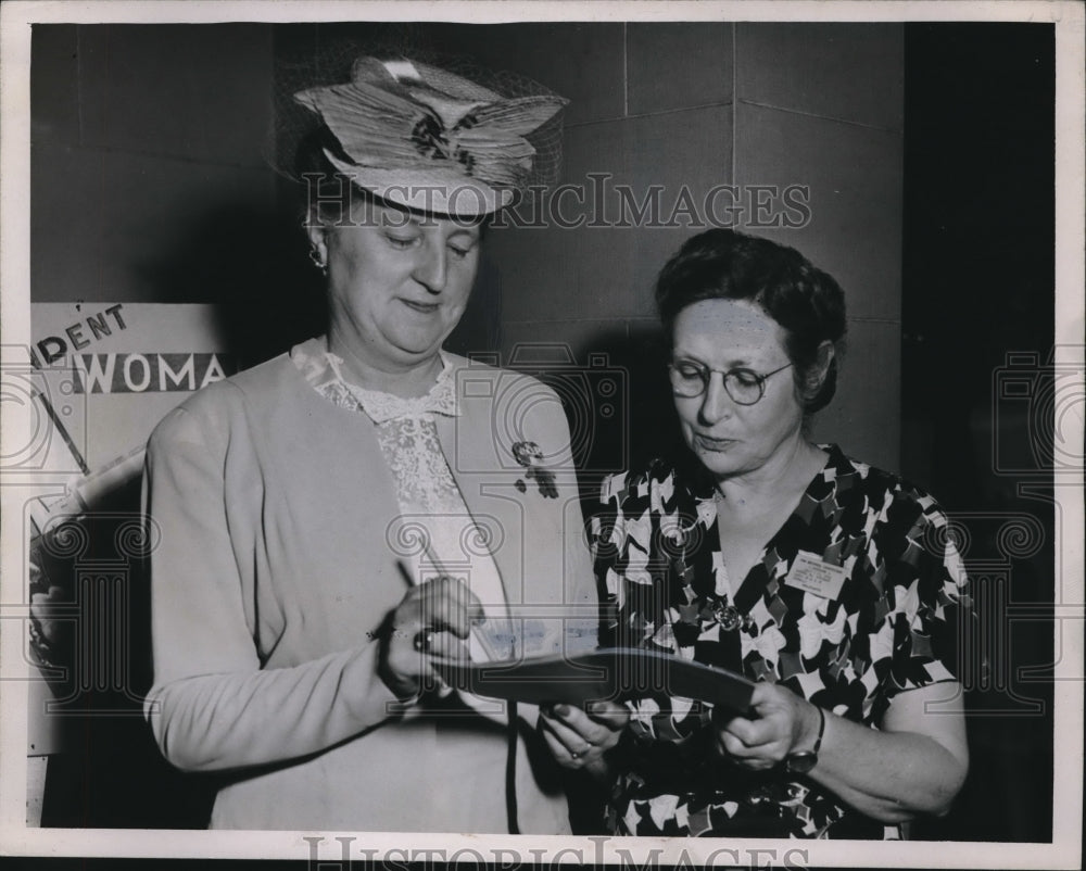 1946 Press Photo Mrs Paul Adams conferring w/ Mrs Mabel Wrighty - Historic Images