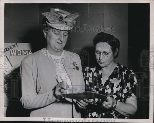 1946 Press Photo Mrs Paul Adams conferring w/ Mrs Mabel Wrighty - Historic Images