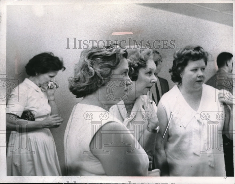 1966 Press Photo Family Of Injured Firefighter In Hospital Mary Colleron - Historic Images