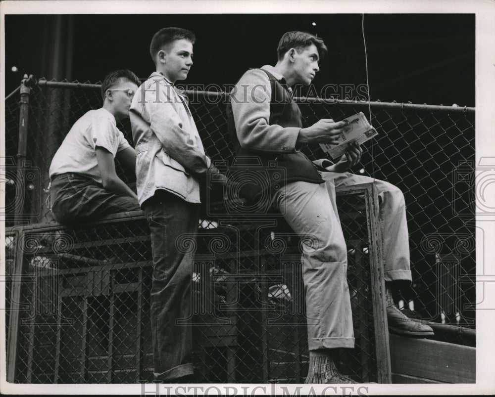 1951 Press Photo Bobby Carbaugh Eugene Burns Lee Carbaugh Watch Indians Game-Historic Images