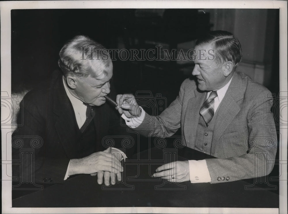 1939 Press Photo Senator elect Clyde Reed of Kansas gets a light from - Historic Images