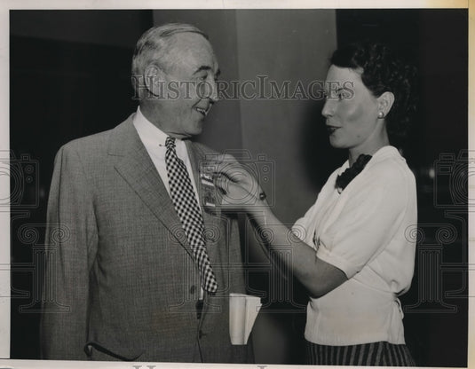 1936 Press Photo David Reed Receives badge from Miss Ruth Giles - Historic Images