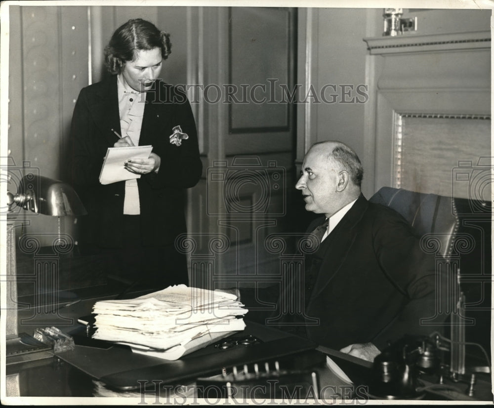 1937 Press Photo Solicitor Gen Stanley Reed w/ his Sec Viola Bartz - Historic Images