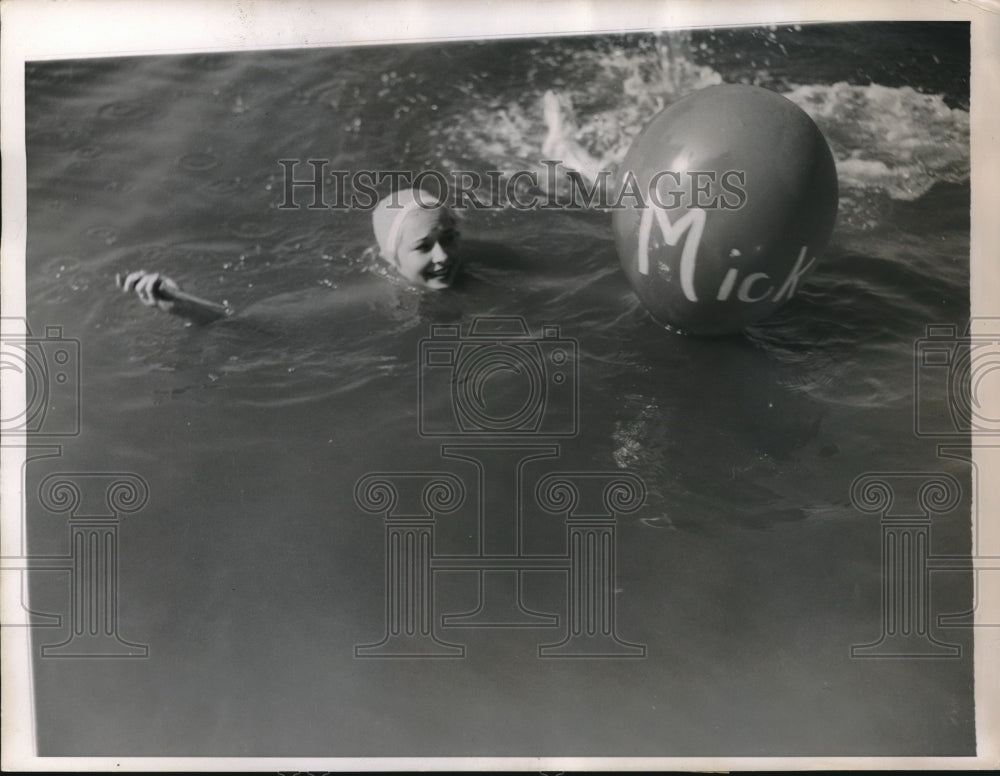1936 Press Photo Maxine Conrad shown Long Beach, Calif. balloon swimming race - Historic Images