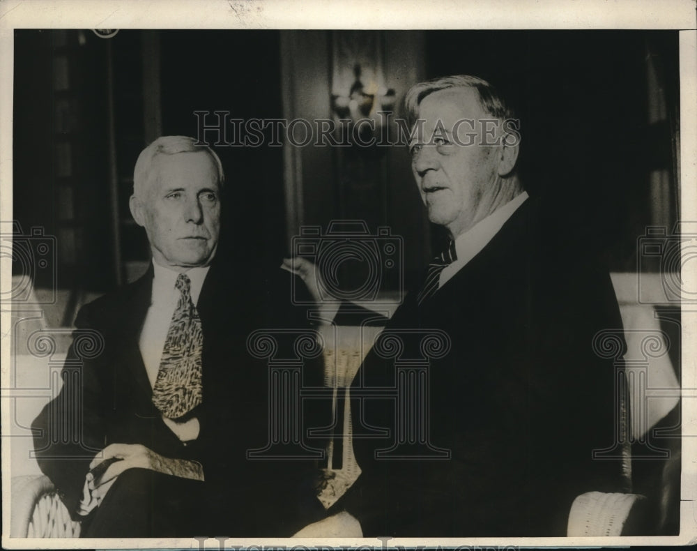 1926 Sen James Reed &amp; John Sergent exchanging stories - Historic Images