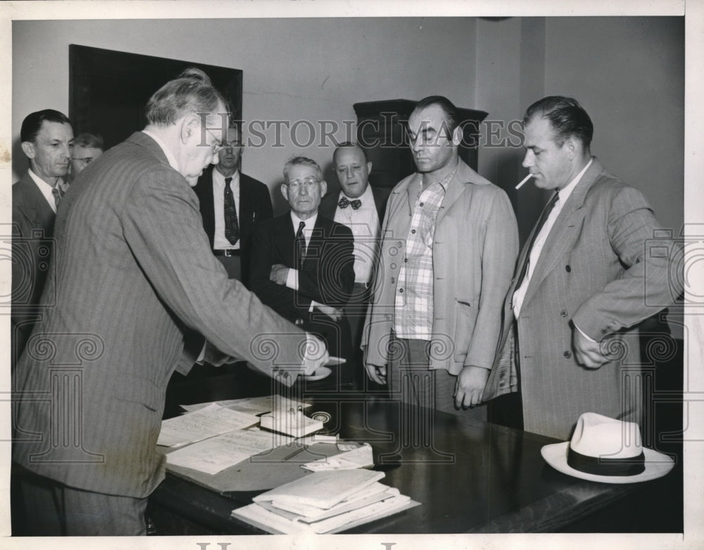 1944 Press Photo Charles Cline &amp; Byron Stafford arraigned U.S.Commissioner - Historic Images