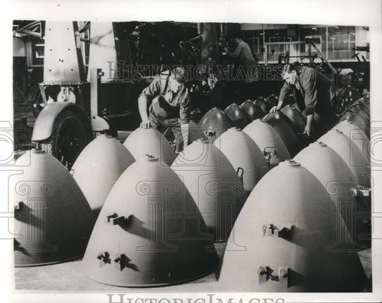 1939 Press Photo Workers with rows of Paraboloids at factory in England - Historic Images