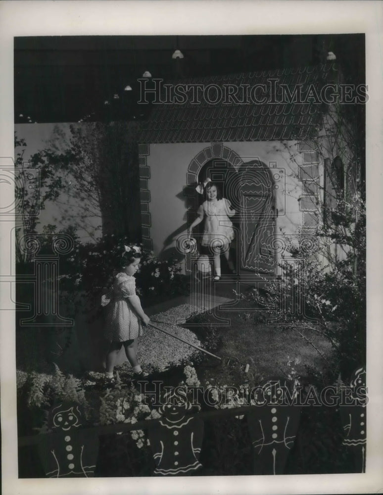 1940 Press Photo Macaulay and Friendly Girls at New York Flower Show Opening - Historic Images