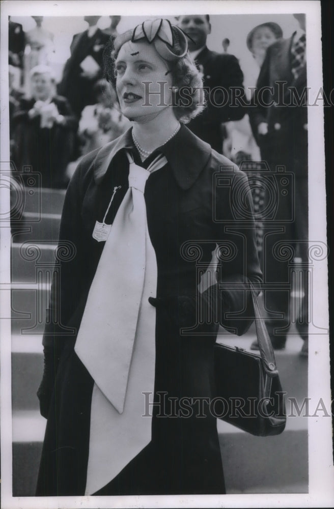 1954 Press Photo, Mrs Peter Deller models her chic new cravat at the regatta. - Historic Images