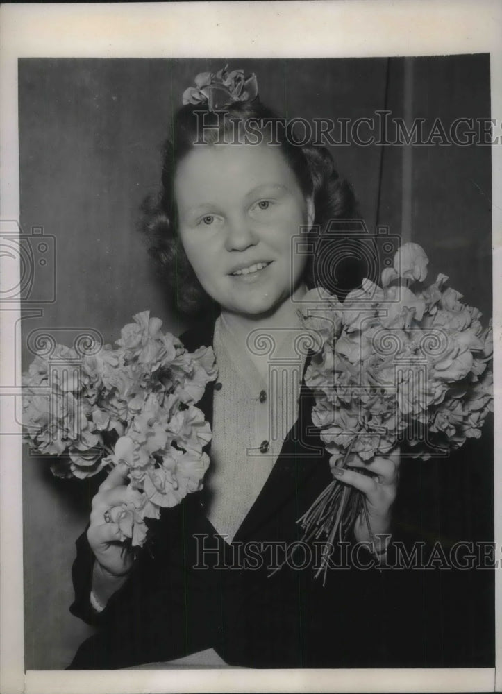 1940 Inez Crossett Holds Sweet Peas At International Flower Show - Historic Images