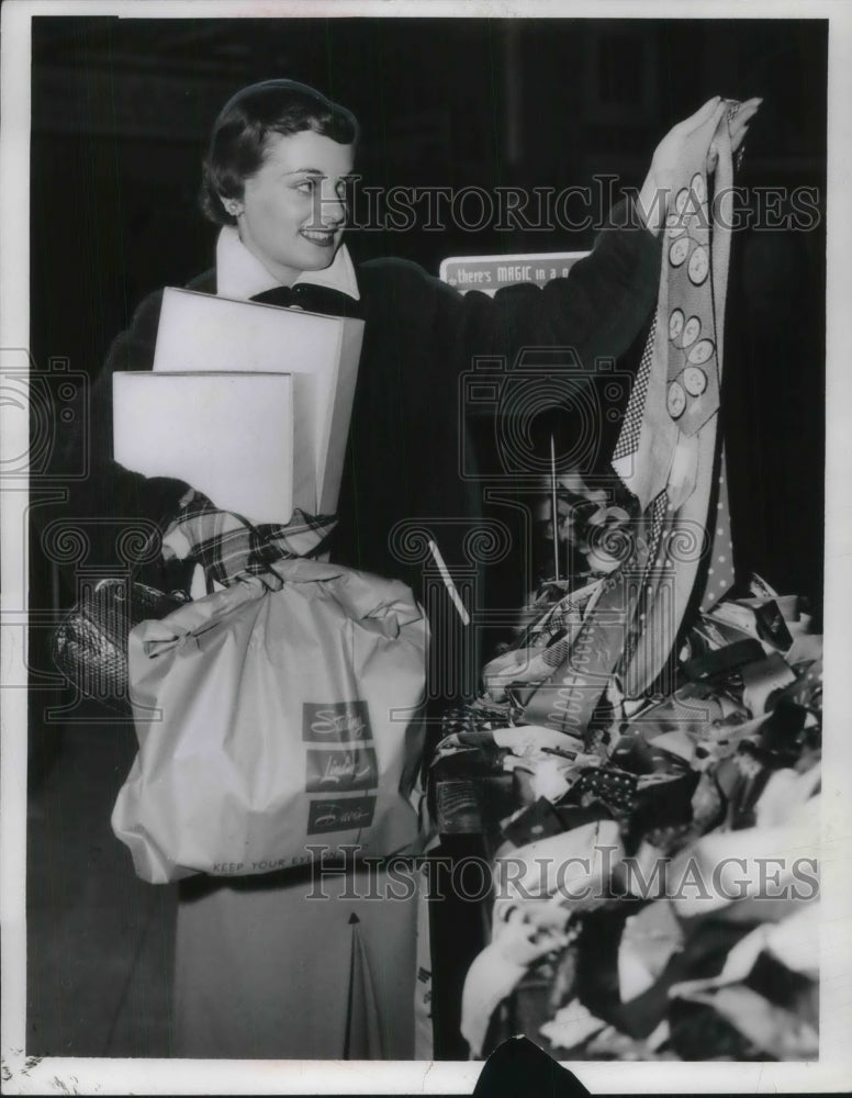 1954 Mrs Joann Consolo Shopping - Historic Images