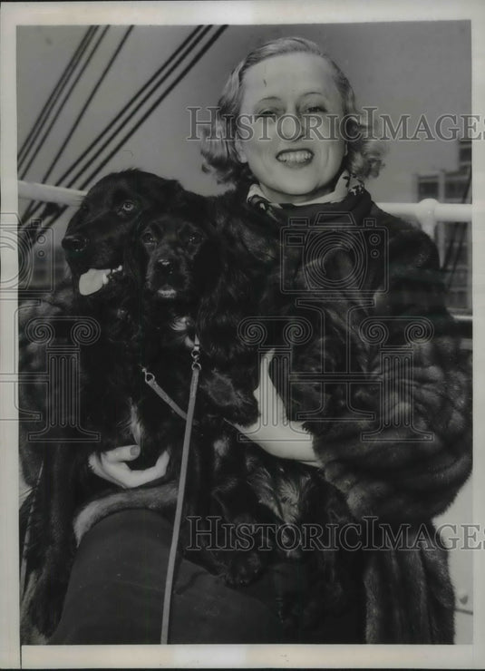 1941 Press Photo Mrs. A. Lindsey Aymer on liner Excambion with her dogs-Historic Images