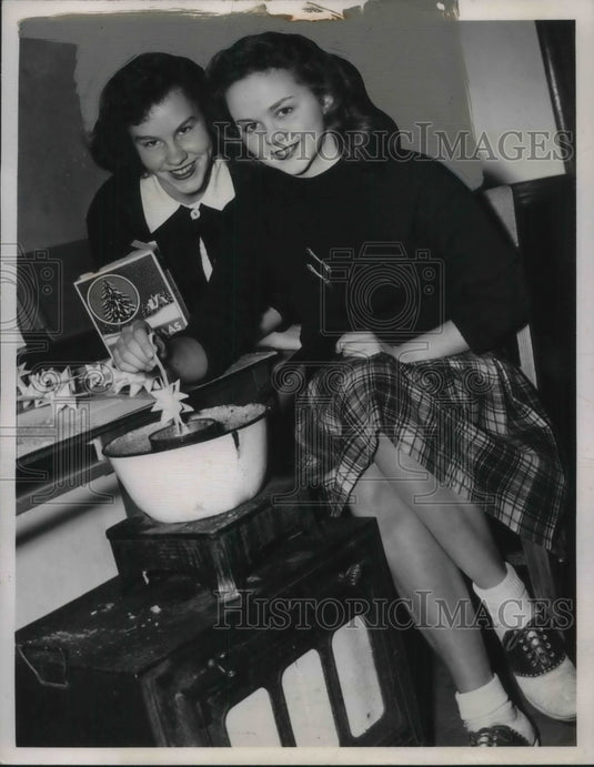 1947 Press Photo Mayfield Heights High School Students Marilyn Murphy & Patty Le - Historic Images