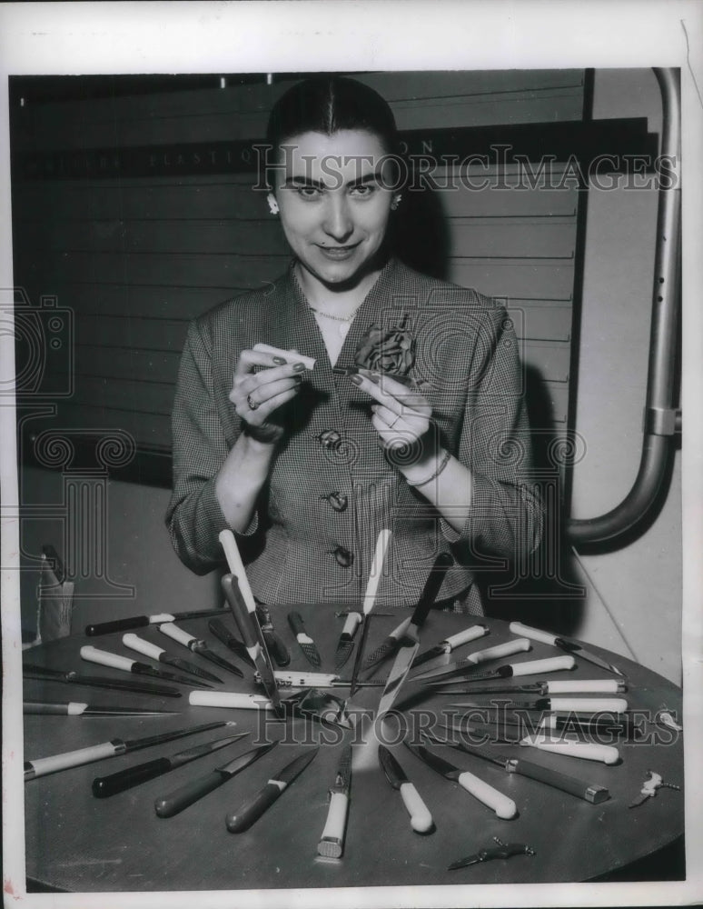 1957 Press Photo, Paris, Gisele Bernard a Paris salesgirl, demonstrates knives-Historic Images