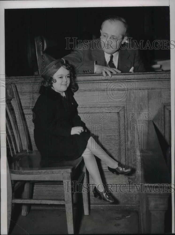 1939 Press Photo Carmen Del Rio at Age 18 on Witness Stand &amp; Judge Lambert Hayes - Historic Images