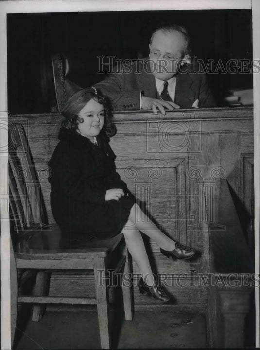 1939 Press Photo Carmen Del Rio at Age 18 on Witness Stand & Judge Lambert Hayes - Historic Images