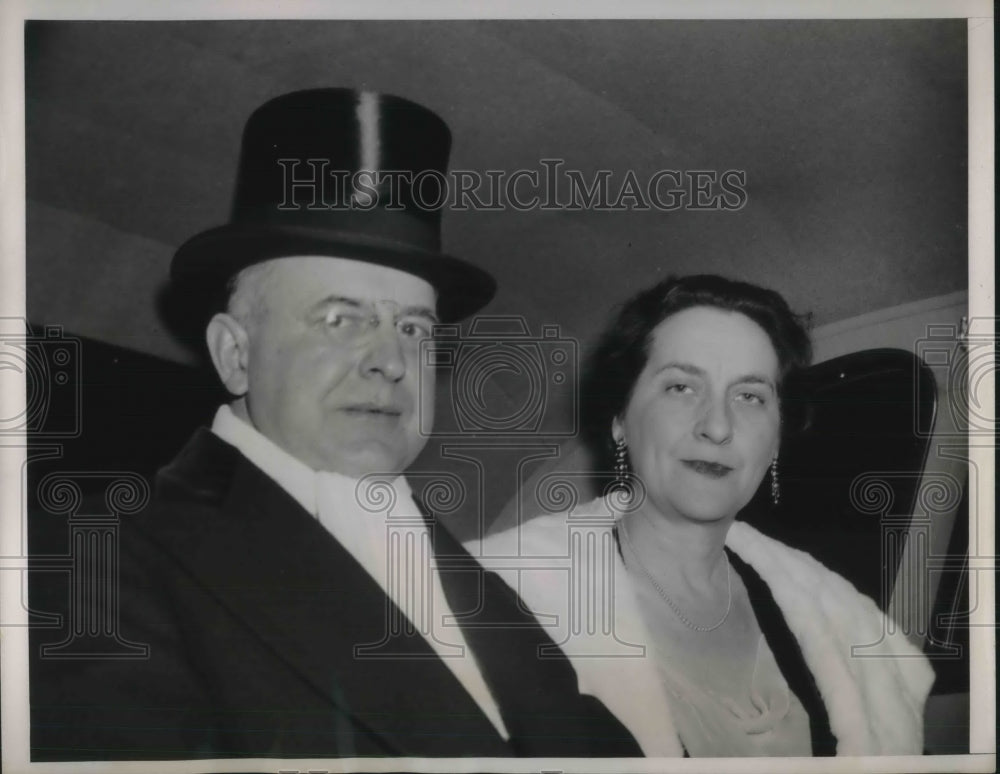1939 Justice & Mrs Stanley Reed attend annual White House reception - Historic Images