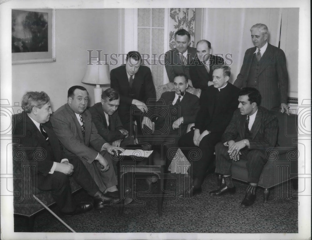 1941 Press Photo James Dewey Meets with CIO and State Mediators on Ford Strike - Historic Images