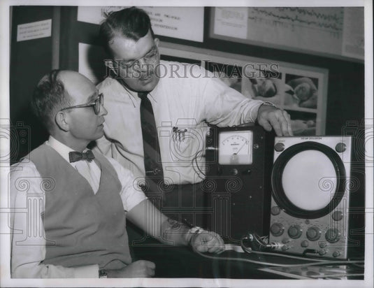 1957 Press Photo Dr. James R. Daggy (seated) with technician Richard E. Lange - Historic Images