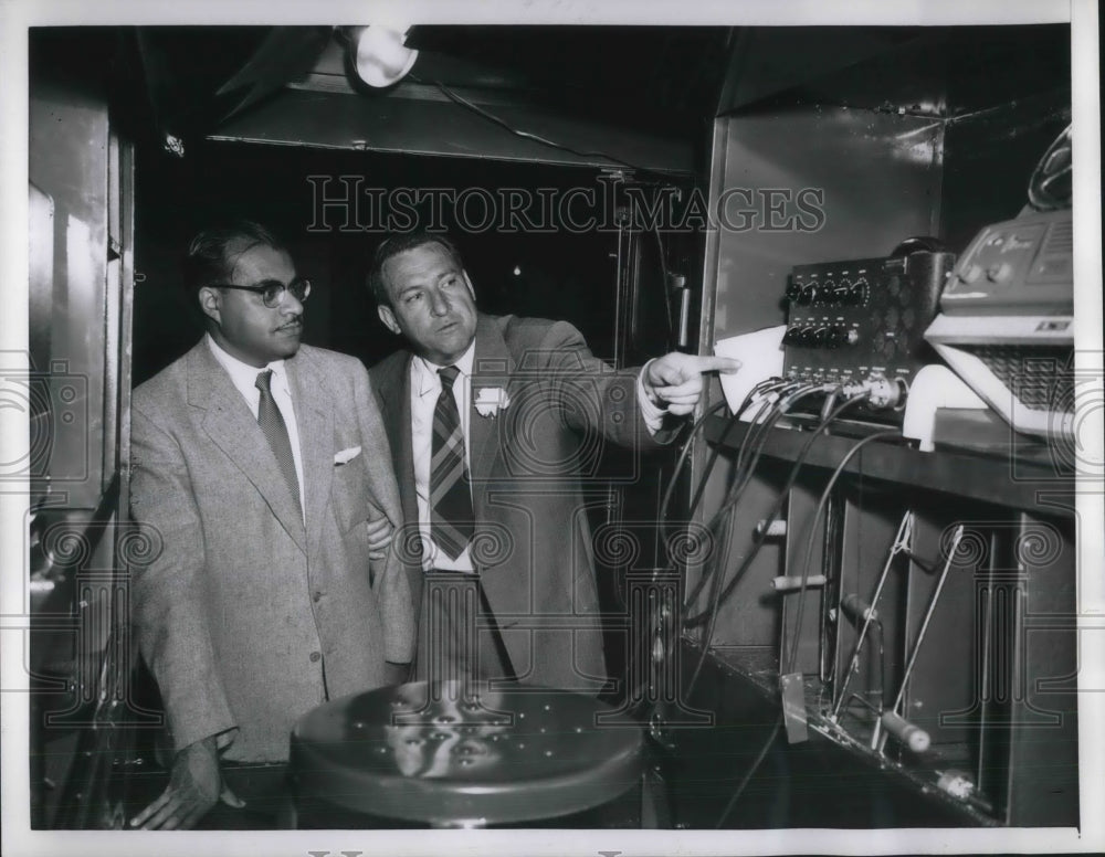 1954 Press Photo Col. B.B. Matteur and Gerald Winfield look over Illys - Historic Images