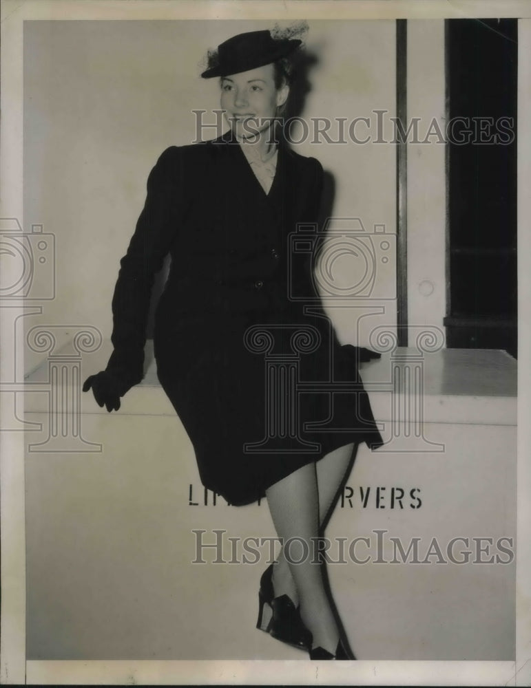 1941 Press Photo Shirley Scholler of NYC arrived from Paris - Historic Images