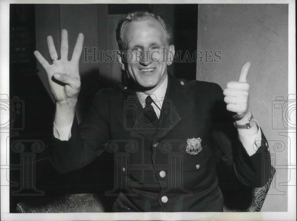 1941 Press Photo Policeman Eddie Szaniawski Has 4 Eye Operation for Air Corps - Historic Images