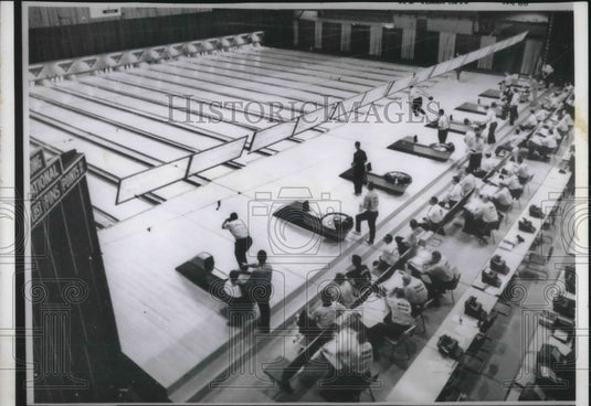 1960 Press Photo Bowlers At World's Invitational Match Game Champ Tournament - Historic Images