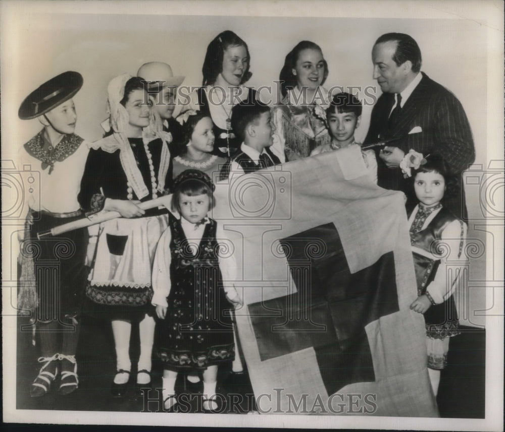 1948 Children In Native Costumes Present Red Cross Flag To Ben Cohen - Historic Images