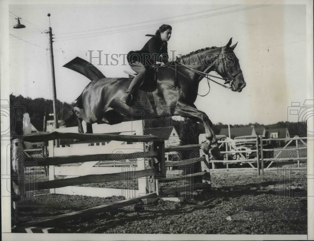 1933 Press Photo Caral Gimbel in the J. R. Townsend Memorial Challenge Cup - Historic Images