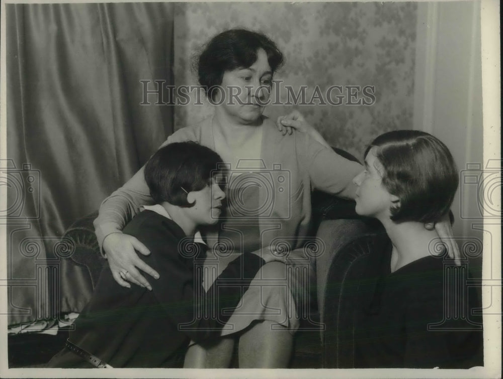 1929 Press Photo Mrs. Blanche B. Singelton with daughters Bina,18, and Marget,16 - Historic Images