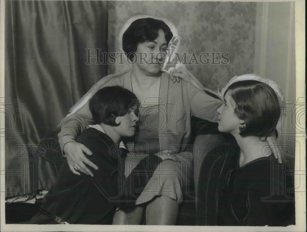 1928 Blanche Singleton With Family Faces Reality Of Deportation - Historic Images