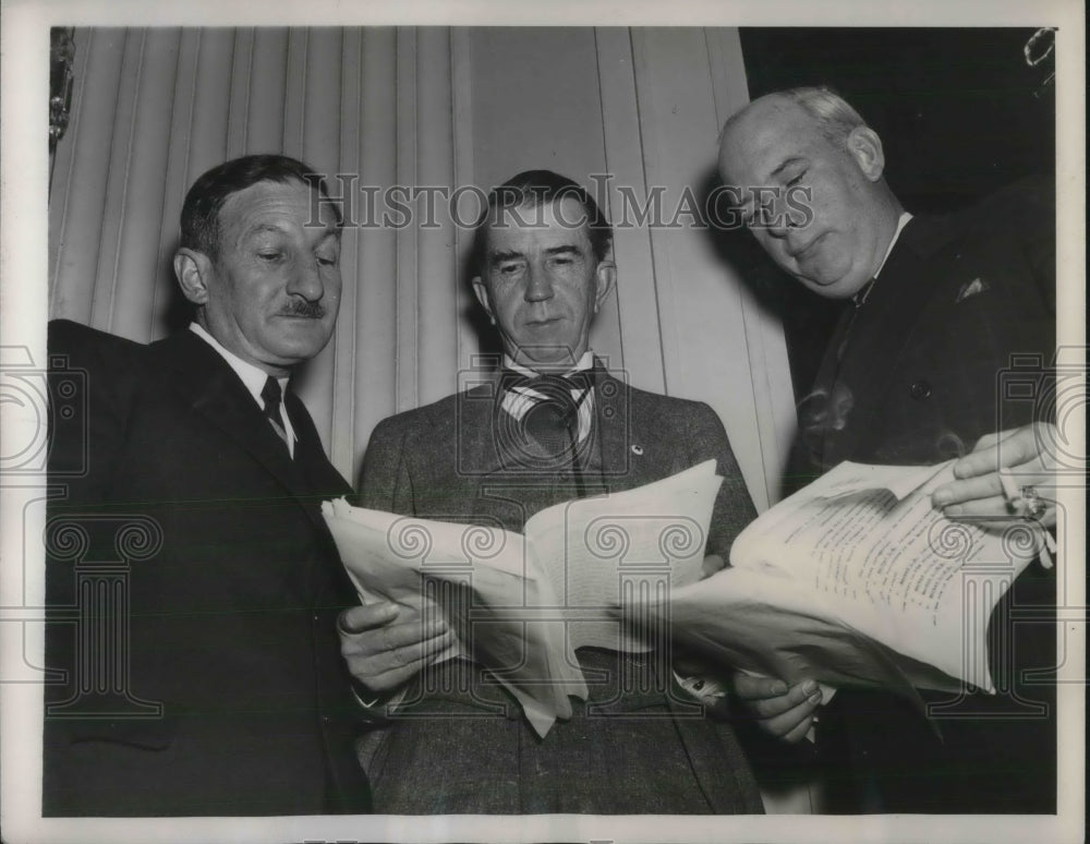 1939 NLRB Attorneys And Politicians At Investigating Committee - Historic Images