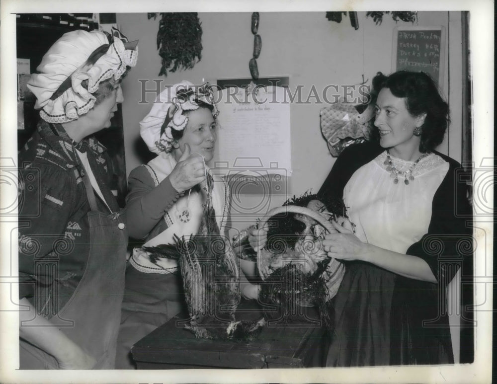 1941 Press Photo Women In Revolutionary War Costume Sell Dead Chicken At Booth - Historic Images