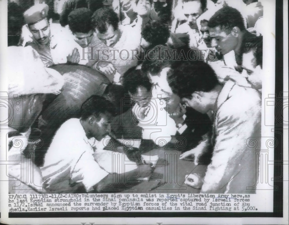 1957 Press Photo Volunteers Sign Up To Enlist In Egypt&#39;s Liberation Army - Historic Images