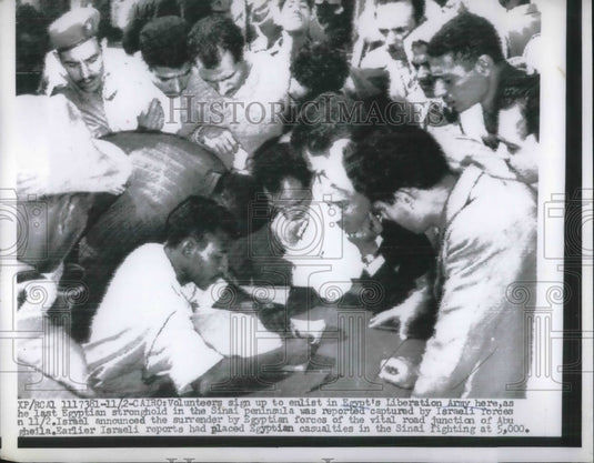 1957 Press Photo Volunteers Sign Up To Enlist In Egypt's Liberation Army - Historic Images