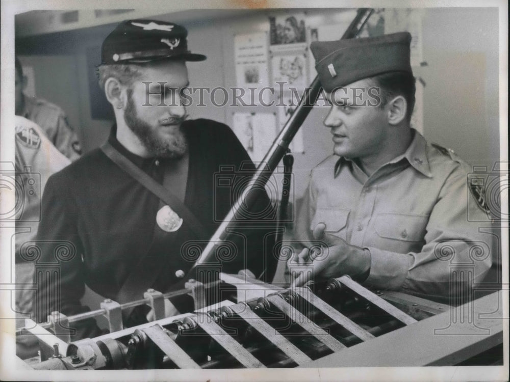 1961 Press Photo Civil War Reenactor James Maygar Talks To US Soldier Frank King-Historic Images