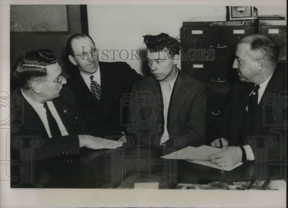 1935 Press Photo Alvon Norman Railroad Arsonist Questioned By Cops-Historic Images