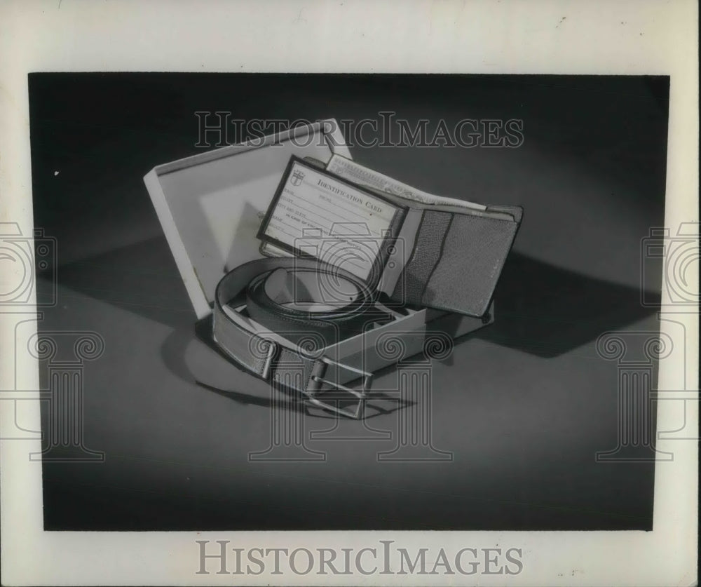 1940 Press Photo Light Colored Leather Pigskin Wallet And Belt So Fashionable - Historic Images