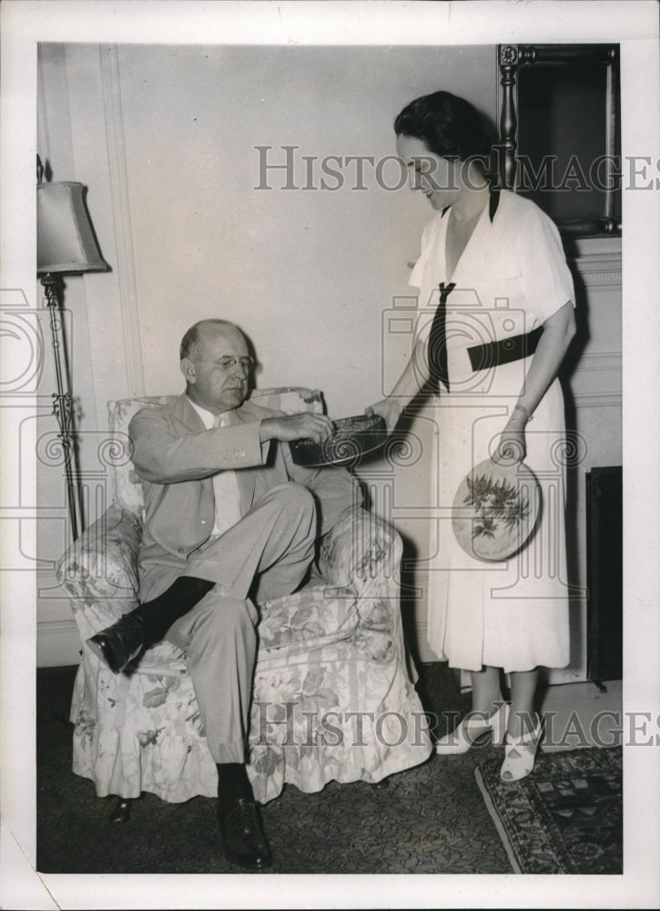 1937 Press Photo Mr and Mrs Stanley Reed eating sweets at the Mayflower hotel - Historic Images