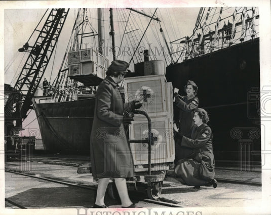 1943 American Red Cross packages food & supplies prisoners of war - Historic Images