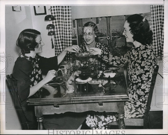 1937 Press Photo Wives Living in Atlanta's Techwood Apartments - Historic Images