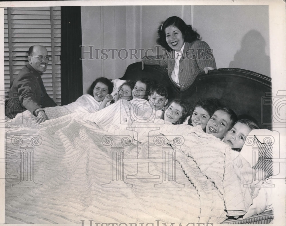 1946 Major Severino Sombra with Family - Historic Images