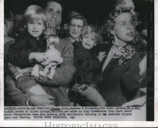 1956 Press Photo Mr & Mrs Richard Gordon & Twins Maureen & Elizabeth - Historic Images