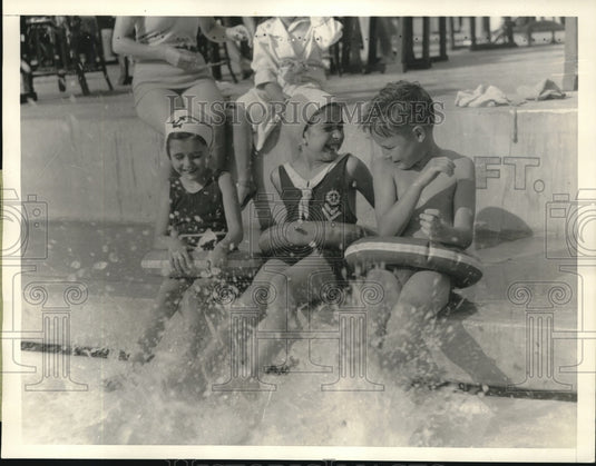 1935 Norma & Joy Karns Edward Preim Play In Pool - Historic Images
