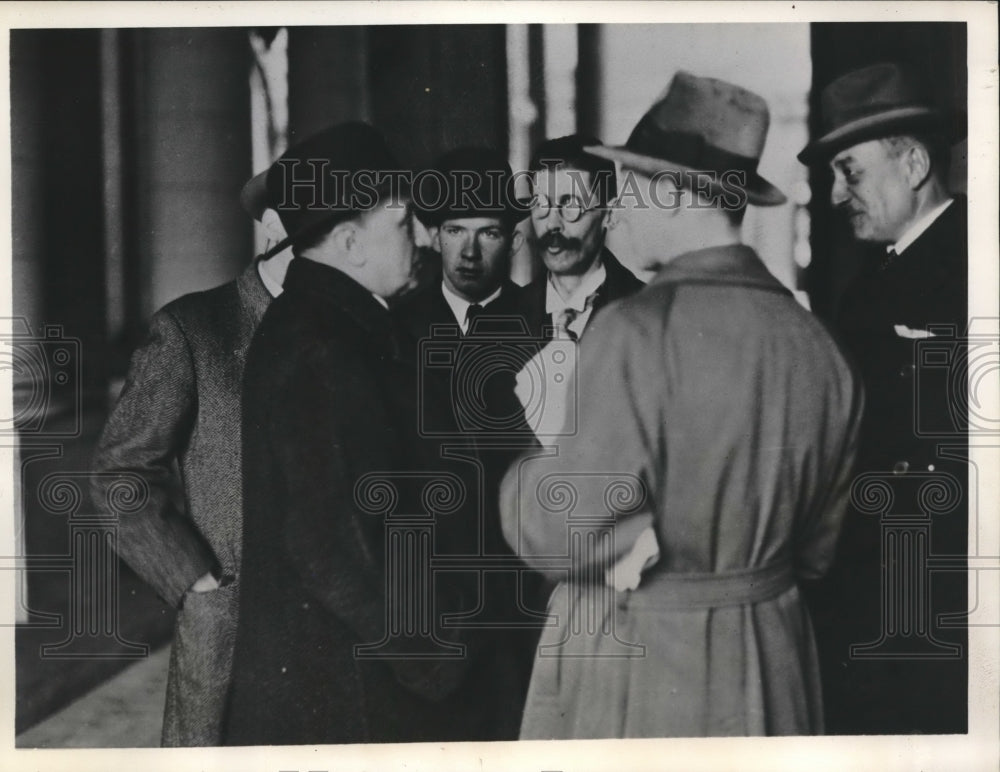1935 Press Photo Belgian Minister Of Justice M Deveze Talks With Reporters-Historic Images